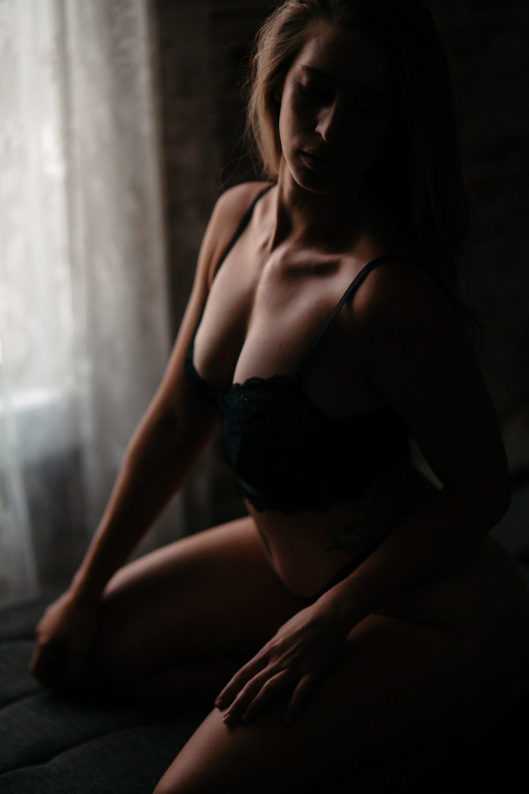 https://ashleykidderboudoir.com/wp-content/uploads/2021/09/09-1774-post/Best-denver-boudoir-photographers-12(pp_w768_h1152).jpg