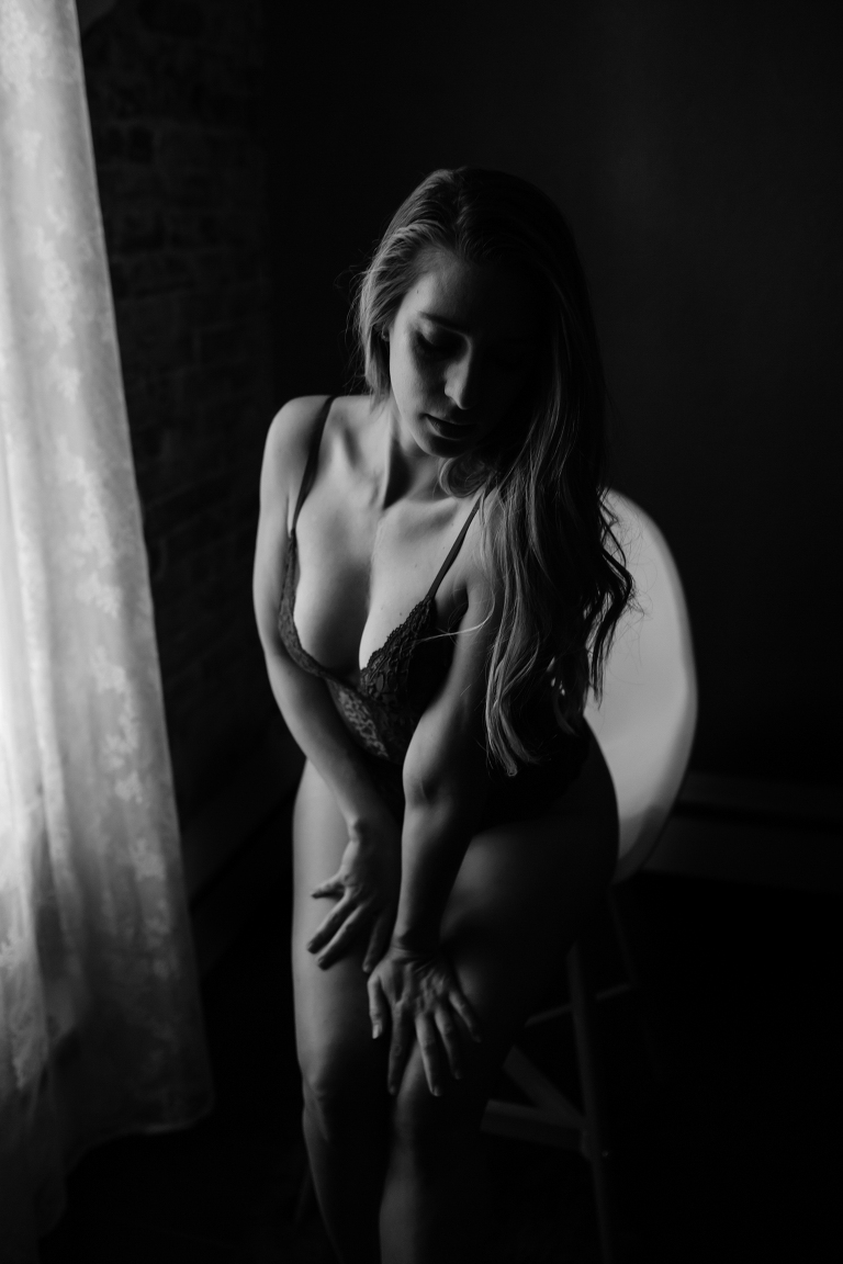 https://ashleykidderboudoir.com/wp-content/uploads/2021/09/09-1774-post/Best-denver-boudoir-photographers-3(pp_w768_h1152).jpg