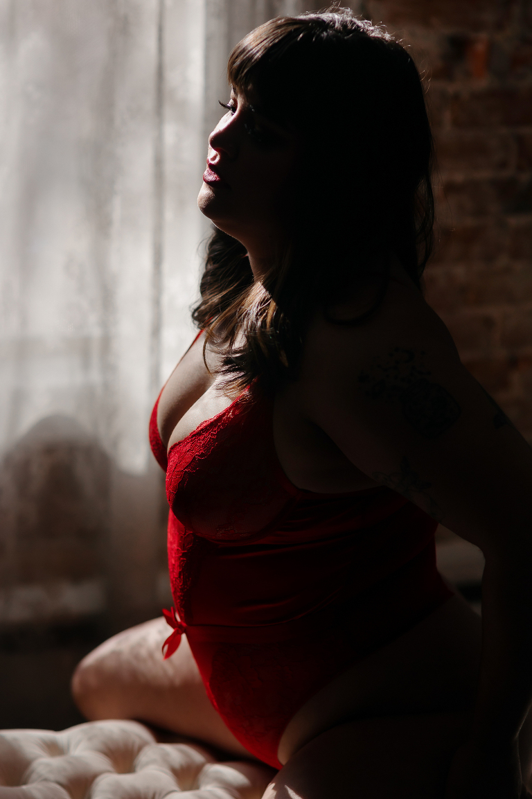 https://ashleykidderboudoir.com/wp-content/uploads/2024/08/15-2870-post/Boudoir-Denver-9(pp_w768_h1153).jpg